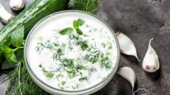 Cacığı sarımsaklı mı yersiniz sade mi?