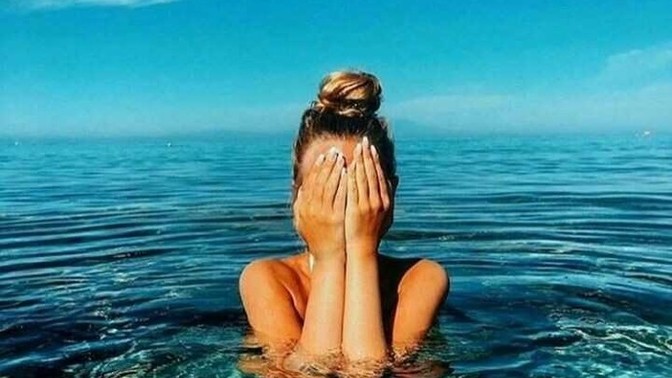 Suya girdiğinde ilk başta üşür müsünüz?