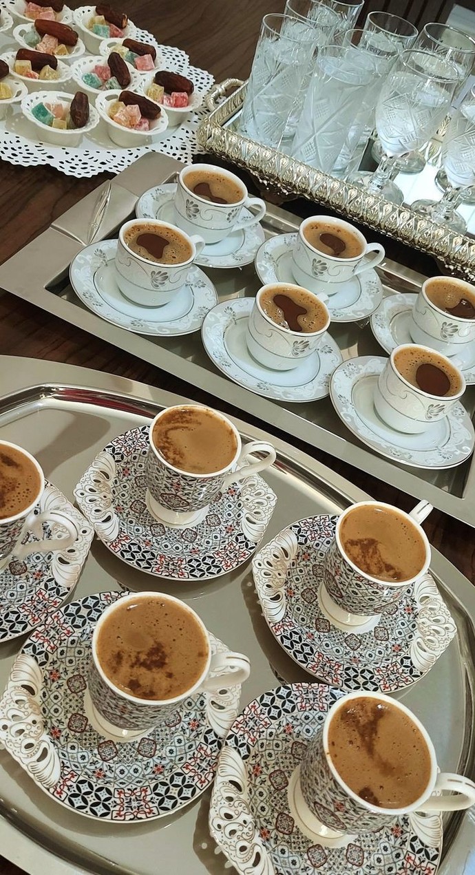Sizin eve gelsem en fazla kaç kişiye fincanda kahve sunabiliriz?
