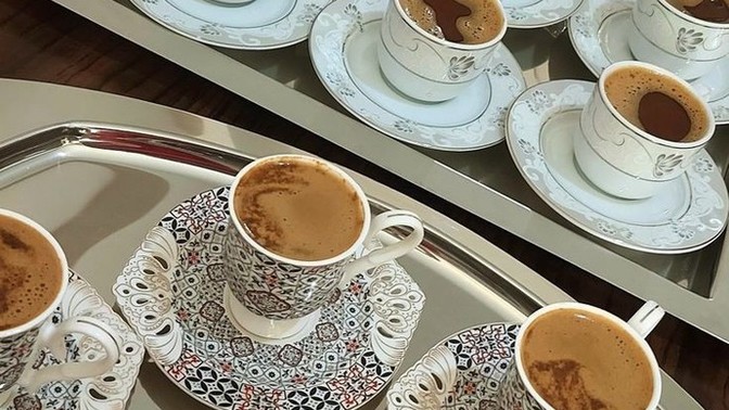 Sizin eve gelsem en fazla kaç kişiye fincanda kahve sunabiliriz?