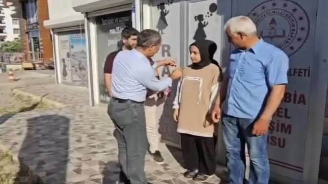 Şanlıurfa'da bir öğretmen, LGS deneme sınavında tüm soruları yanlış yapan öğrencisine çeyrek altın taktı. Yapılan doğru mu sizce?