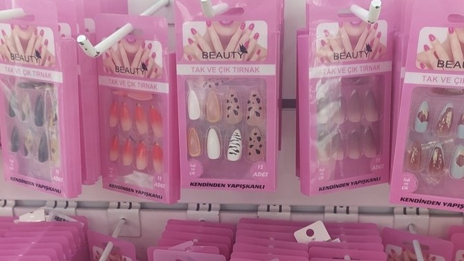 Bu tırnaklar 5 TL'ye satılıyordu. Sizce model ve deseni güzel mi?