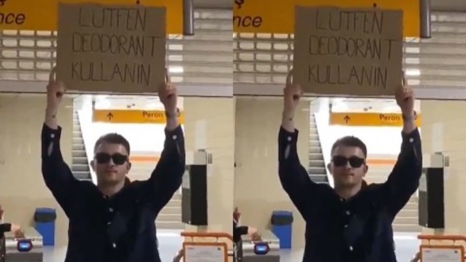 Metroda bir vatandaş, "Lütfen deodorant kullanın" yazılı pankart açtı. Çok haklı bir isyan değil mi?