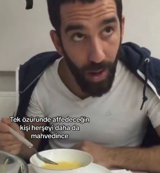 Affedici biri misin?