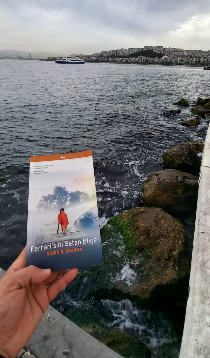 Sabahın 7sinde sahilde kitap okudum. Bundan güzel terapi var mı?