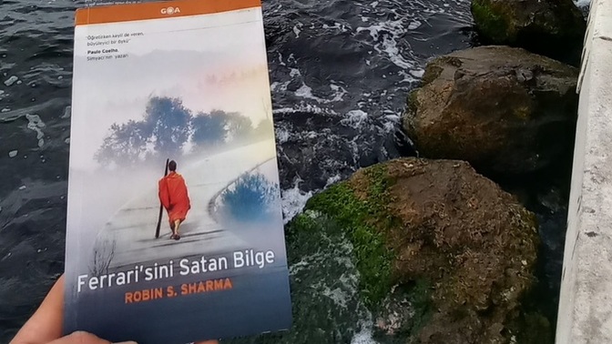 Sabahın 7'sinde sahilde kitap okudum. Bundan güzel terapi var mı?