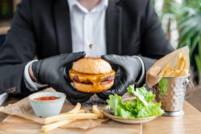 Hamburger yerken eldiven takar mısınız?