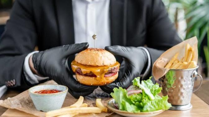 Hamburger yerken eldiven takar mısınız?