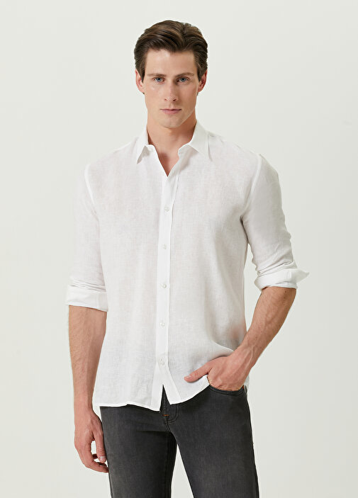 Bir erkeğe siyah gömlek mi yoksa beyaz gömlek mi yakışıyor?