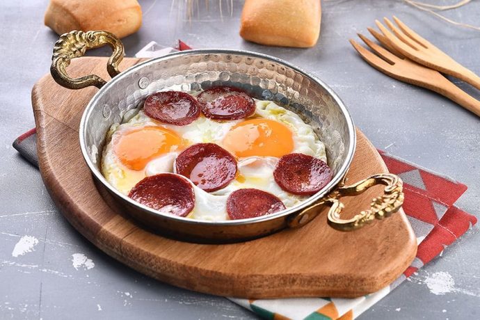 Bu sıcakta sucuklu yumurta yenir mi?