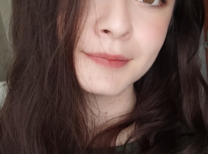 Tam olarak bu renk bi ruj arıyorum , hangi marka hangi numara bu renk?