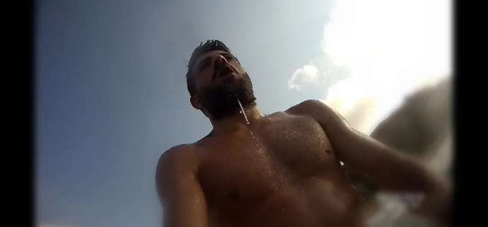 Hiç şortsuz bikinisiz yüzdünüz mü?