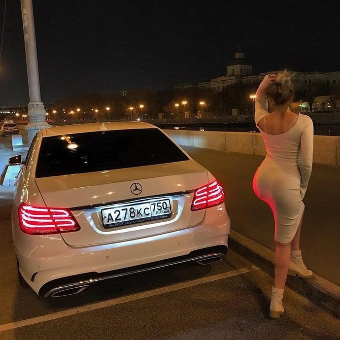 Sarışın kadınlar her zaman Mercedes arabaya mı biner?