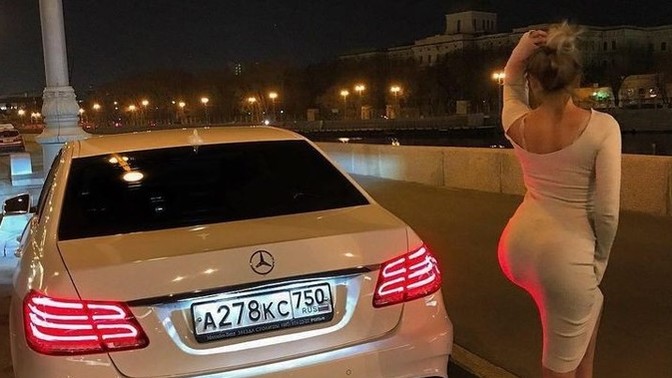 Sarışın kadınlar her zaman Mercedes arabaya mı biner?