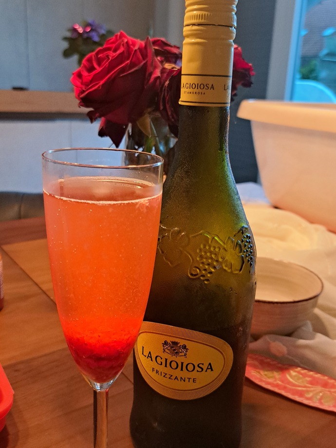 Buz gibi Proseccoyla karıştırıp uzerine bir parça nane ekleyerek (isteğe bağlı) fresh bir yaz içeceği hazır 😍