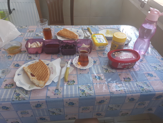 Günaydın balkonda kahvaltı etmek kuslarin sesi esliginde huzur veriyor sizce nasıl?