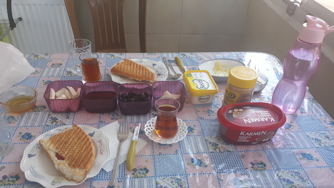 Günaydın balkonda kahvaltı etmek kuslarin sesi esliginde huzur veriyor sizce nasıl?
