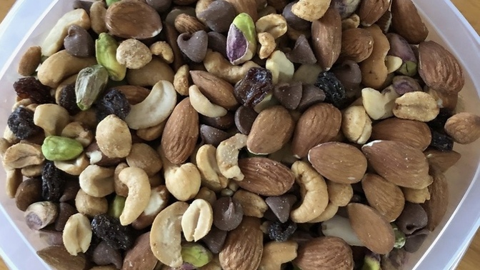 Diyetteyken enerjim düşmesin diye şöyle bir ara öğün kasesi yapıyorum, siz neler yiyorsunuz ara öğünde?