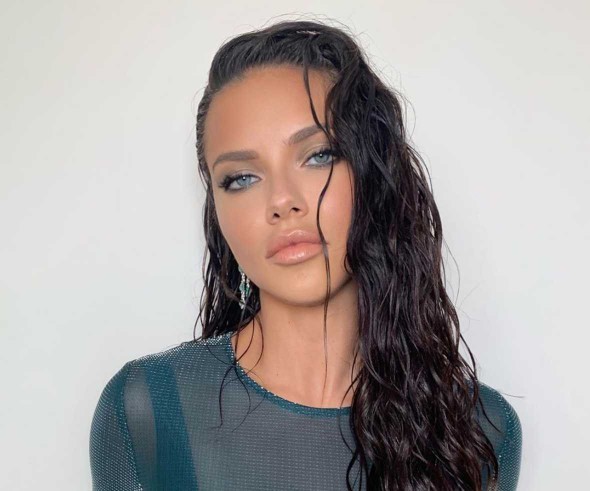 Adriana Lima aşırı güzel değil mi?
