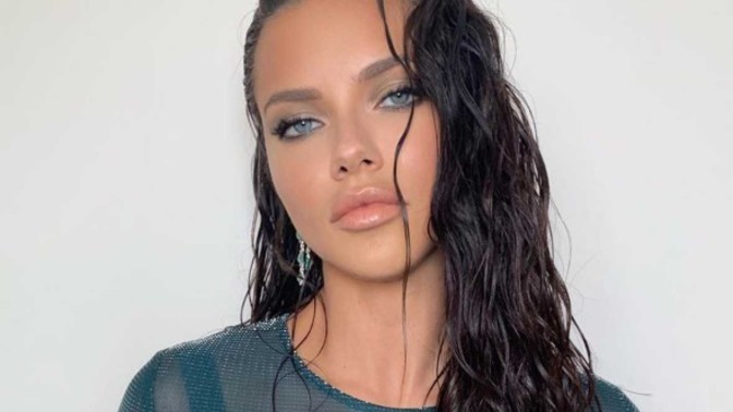 Adriana Lima aşırı güzel değil mi?