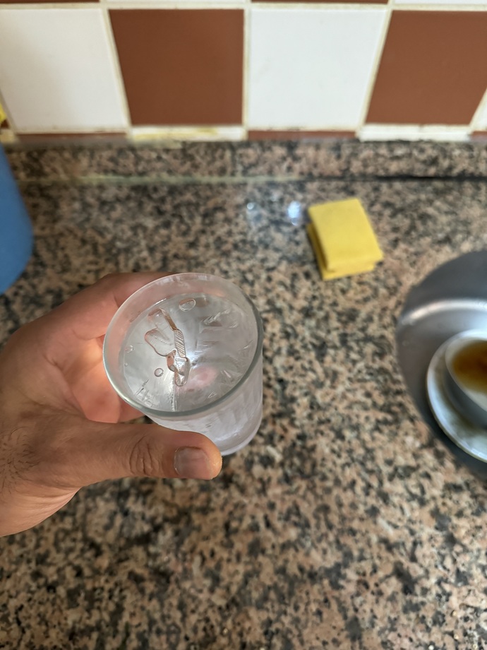 Buzluğa bardakta su koydum donmuş. Ne yapsam sizce?