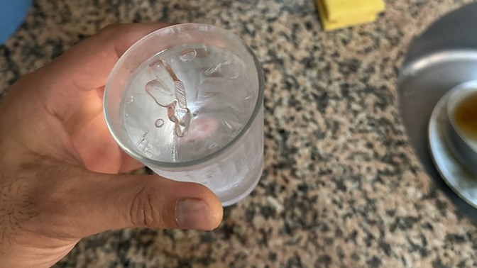 Buzluğa bardakta su koydum donmuş. Ne yapsam sizce?