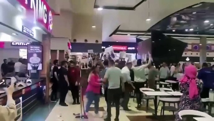 İsraili protesto etmek için hamburger yiyen vatandaşları dövdüler! Ne düşünüyorsunuz?