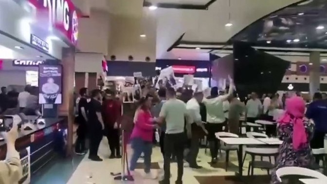 İsrail'i protesto etmek için hamburger yiyen vatandaşları dövdüler! Ne düşünüyorsunuz?