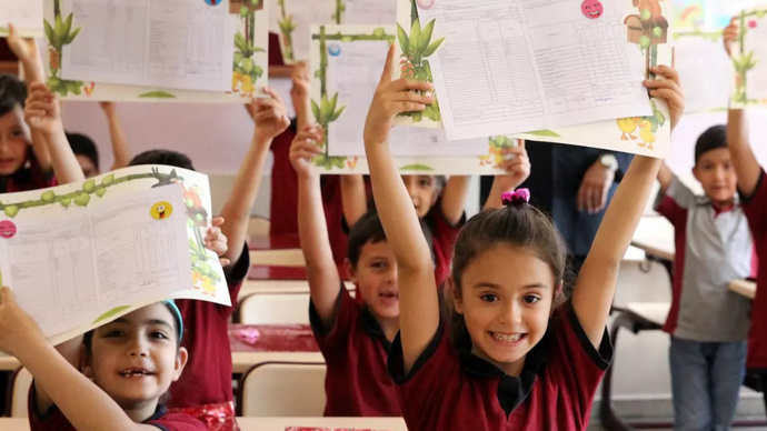 Yarın okullarda son ders zili çalıyor! Karne gününe dair unutamadığınız anlarınız var mı?