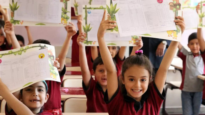 Yarın okullarda son ders zili çalıyor! Karne gününe dair unutamadığınız anlarınız var mı?