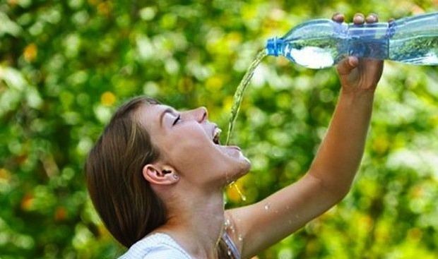 Suyu genellikle ayakta mı yoksa oturarak mı içersiniz?