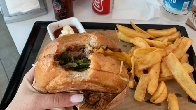 Hamburger menüyü 500 TL'ye yerken acaba pahalı mı diye düşündüm. Sizce pahalı mı?