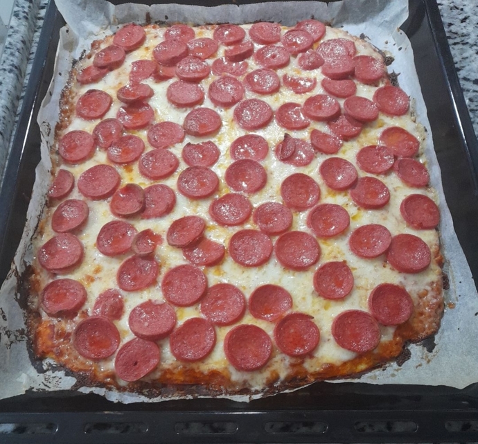 Arkadaşlarım gelecek diye pizza yaptım. Toplam 4 kişiye bu pizza yeter mi?