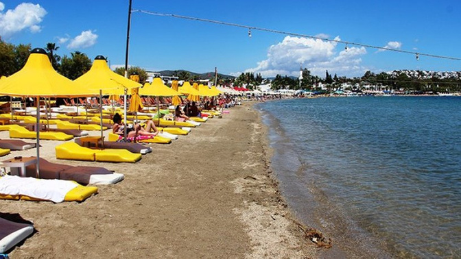 Bodrum Belediyesi, vatandaşlardan gelen talep üzerine halk plajlarına şezlong koymaya başladı. Tatile gidecek misiniz?