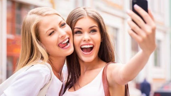 Sosyal medyada musmutlu foto çektiren kişiler gerçekten mutlu mudur?