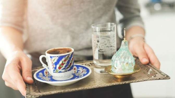 Kadınlar sevdiği erkeğe severek mi hizmet eder?