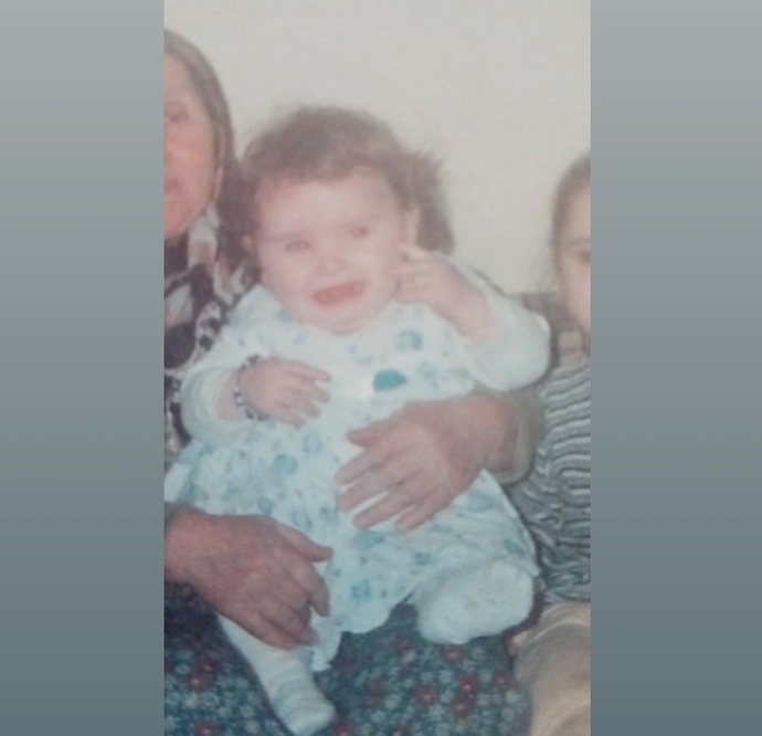 Ben hatırlamıyorum ama babannemin kucağında ağlarken çekilmiş bir fotoğrafım var 😂 En azından o zamanlar mutluydum :)