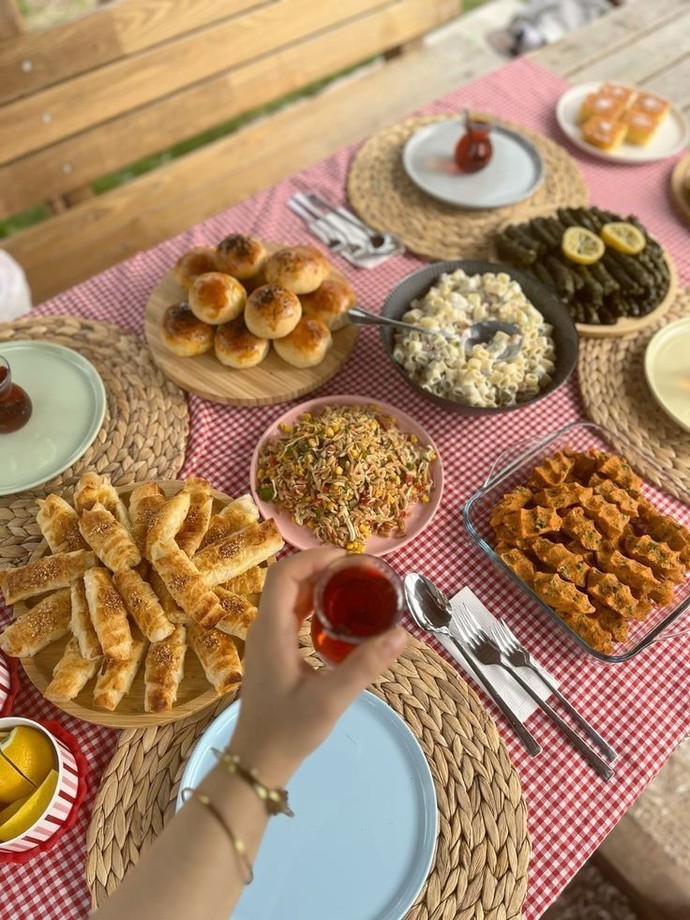 Ablamın eşinin ailesi bize gelince yemek yemiyorlar. sadece çay içiyorlar sizce neden böyle yapıyorlar?