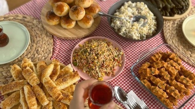 Ablamın eşinin ailesi bize gelince yemek yemiyorlar. sadece çay içiyorlar sizce neden böyle yapıyorlar?
