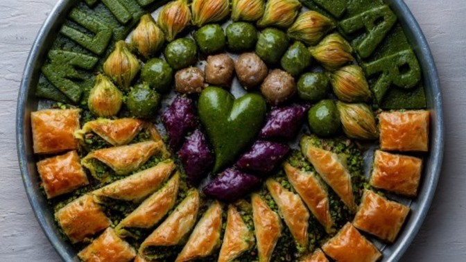 Baklavadan doğum günü pastası olur mu?