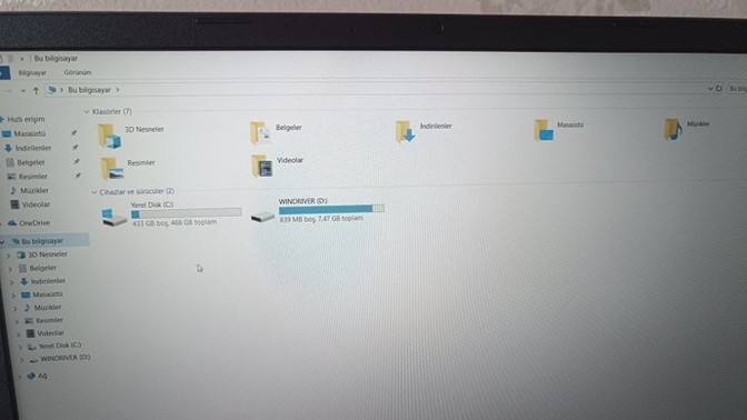 Laptopumu 512 SSD Diye aldım Windows 10 kurdum laptopun içine baktim Driver D 8 Gb saka mi bu?