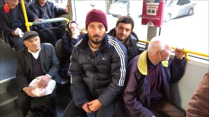 Espirilerimi anlamayanlara aynen böyle bakıyorum 😶