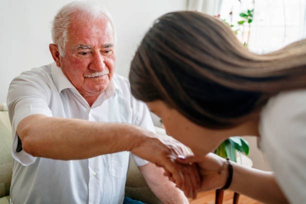 Dedem alzheimer hastası, yarın bayramlaşırken sürekli elini öpüp para alsam olur mu?