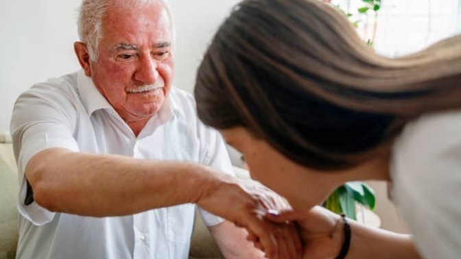 Dedem alzheimer hastası, yarın bayramlaşırken sürekli elini öpüp para alsam olur mu?