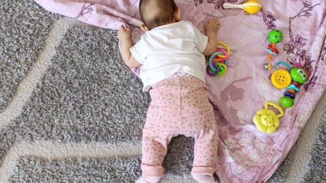 Benim bebeğim neden gece sabaha kadar tepinip, gündüz kendi kendine her yerde uyuyakalıyor 🤷🏻‍♀️?