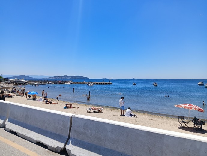 Kumsaldayım beachteyim bira içiyorum ne yapıyorsunuz ;) ?