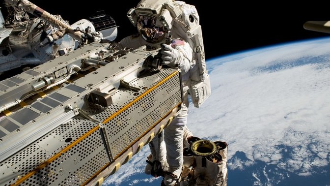 NASA, kara deliğe düşmenin nasıl hissettireceğini gösteren bir simülasyon hazırladı. Ne düşünüyorsunuz?