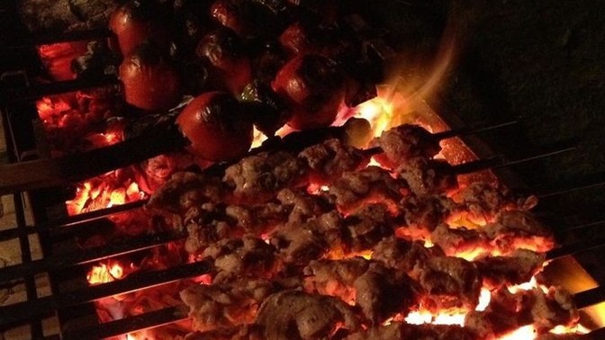 Bu saatte mangal yemek bir şey yapmaz dimi?