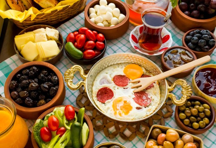 Akşam yemeği yerine kahvaltı yapılır mı?