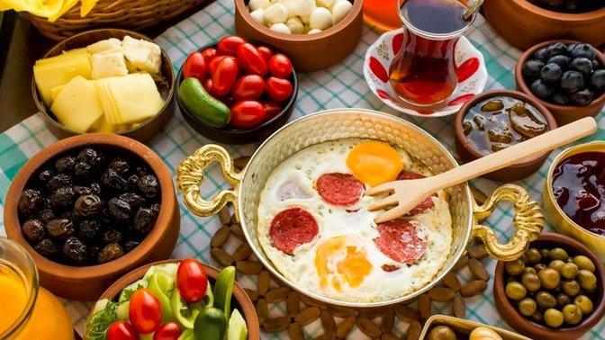Akşam yemeği yerine kahvaltı yapılır mı?